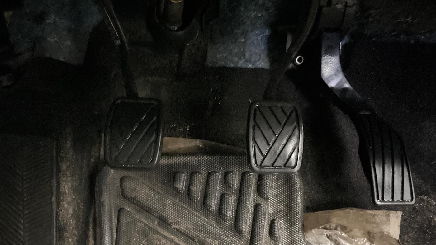 2022 Maruti BREZZA VXI SMART HYBRID, Petrol, Manual, 32,445 km, Pedals