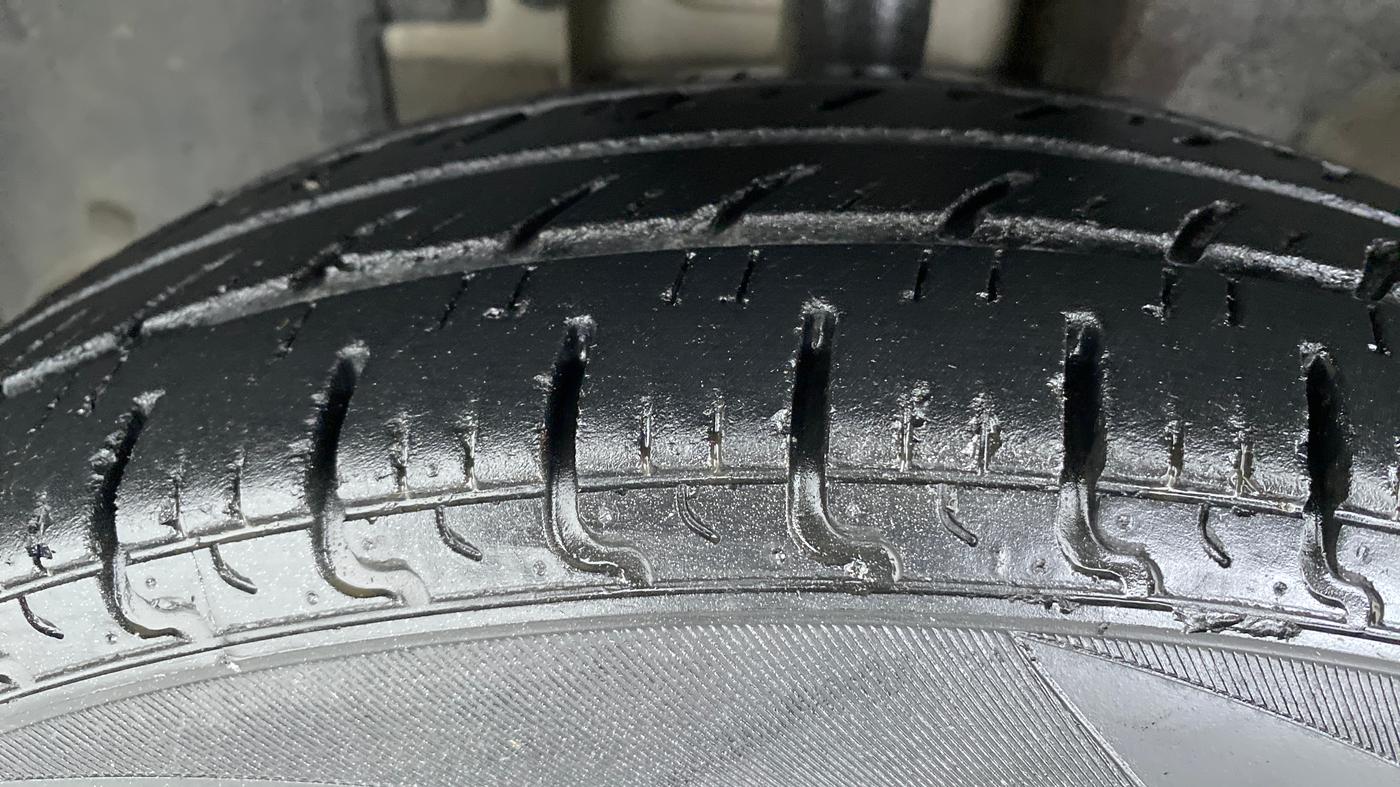2017 Renault Kwid RXT 1.0 EASY-R AT OPTION, Petrol, Automatic, 40,219 km, Left Front Tyre Tread