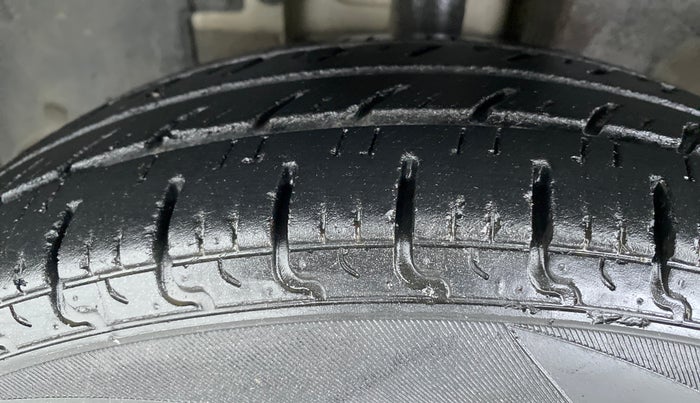 2017 Renault Kwid RXT 1.0 EASY-R AT OPTION, Petrol, Automatic, 40,219 km, Left Front Tyre Tread