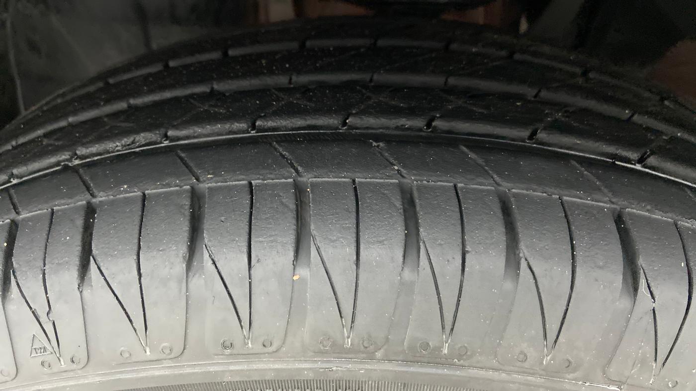 2021 Renault Kiger RXZ CVT 1.0 TURBO DUAL TONE, Petrol, Automatic, 9,980 km, Left Front Tyre Tread