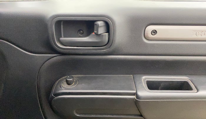 2022 Mahindra Thar LX PETROL HT 4WD AT, Petrol, Automatic, 20,633 km, Driver Side Door Panels Control