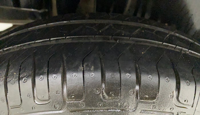 2015 Maruti Swift VXI, Petrol, Manual, 64,732 km, Right Rear Tyre Tread