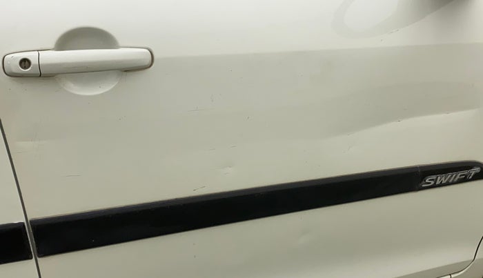 2015 Maruti Swift VXI, Petrol, Manual, 64,732 km, Driver-side door - Slightly dented