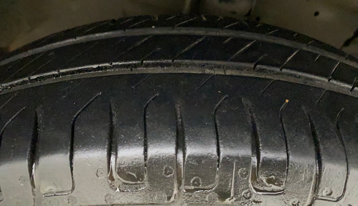 2015 Maruti Swift VXI, Petrol, Manual, 64,732 km, Right Front Tyre Tread