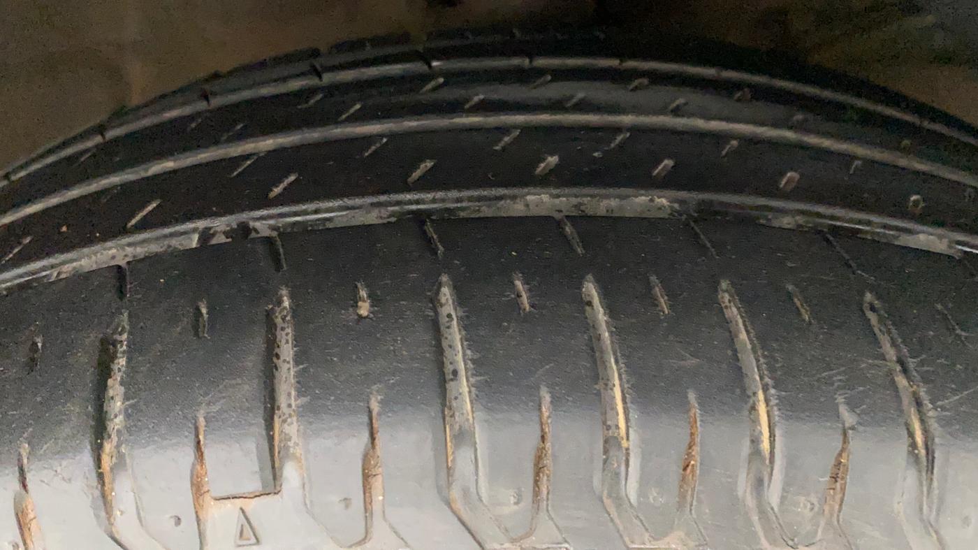 2019 Maruti Dzire ZXI AMT, Petrol, Automatic, 17,201 km, Right Front Tyre Tread