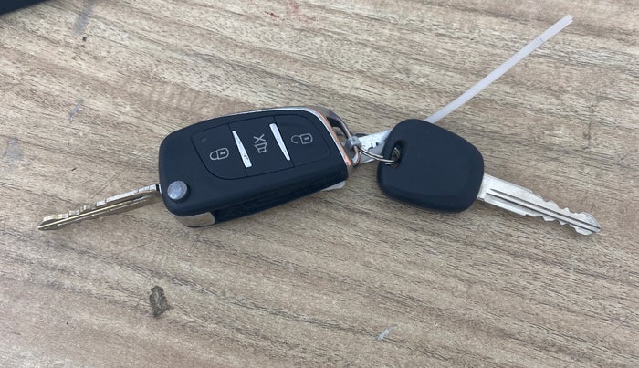 2020 Maruti Swift LXI, Petrol, Manual, 32,747 km, Key Close Up