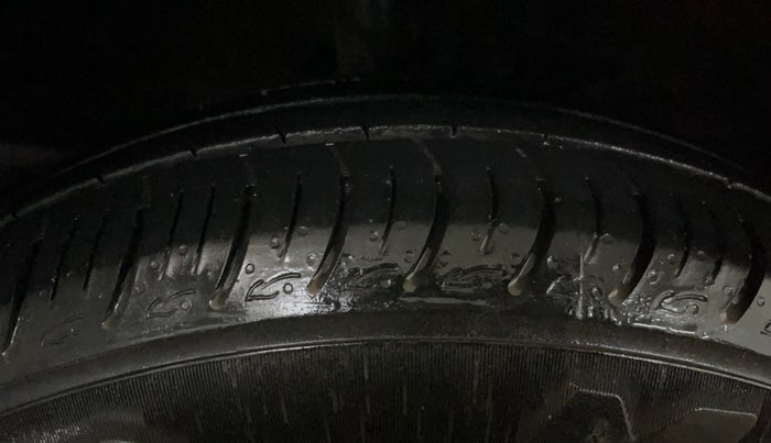 2017 Maruti Baleno DELTA PETROL 1.2, Petrol, Manual, 63,633 km, Right Front Tyre Tread