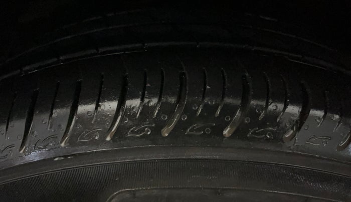 2017 Maruti Baleno DELTA PETROL 1.2, Petrol, Manual, 63,633 km, Left Front Tyre Tread