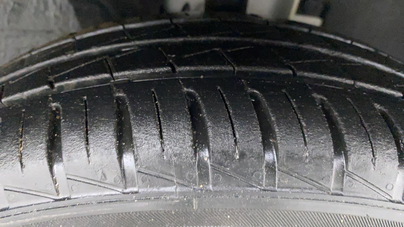 2019 Renault Kwid 1.0 RXT Opt, Petrol, Manual, 11,264 km, Right Front Tyre Tread