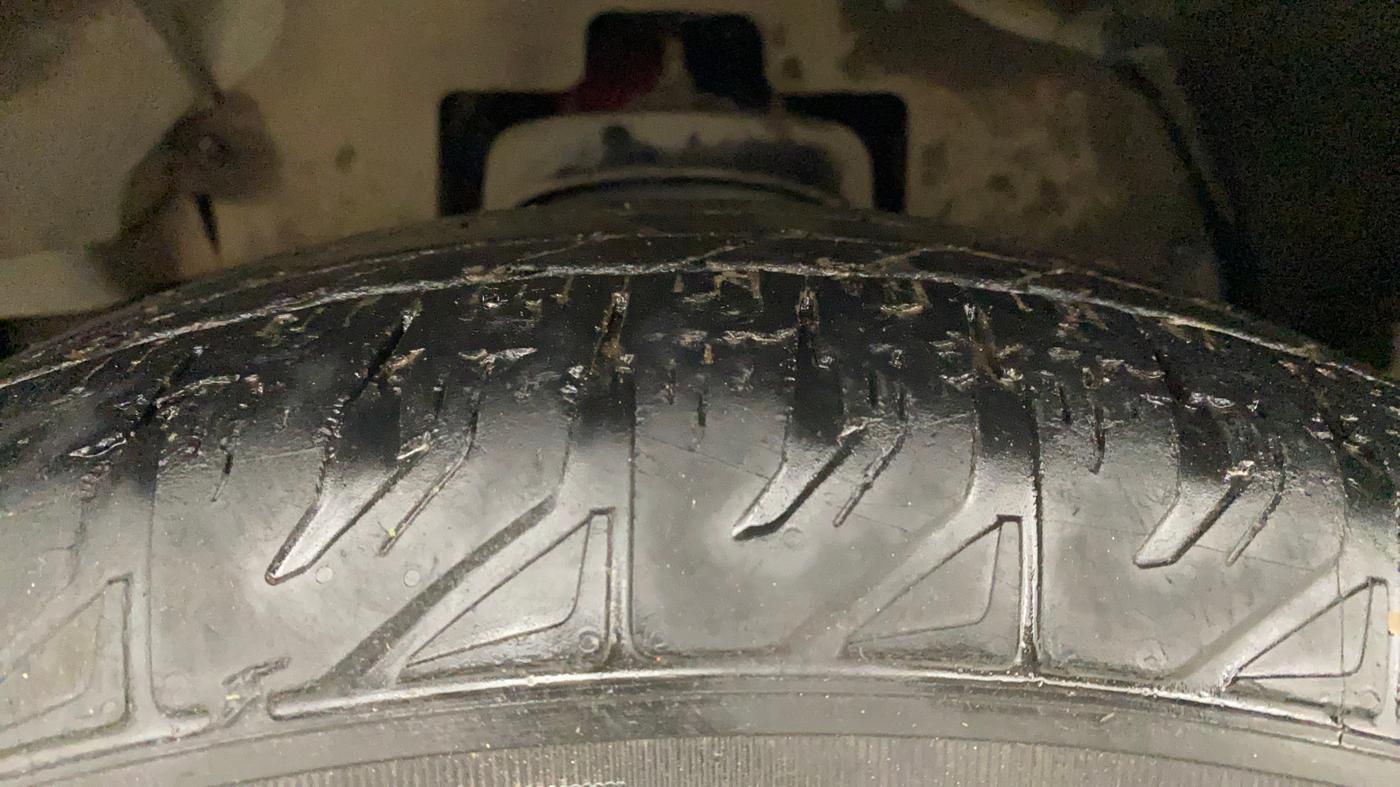 2015 Mahindra TUV300 T8 AMT, Diesel, Automatic, 99,195 km, Left Front Tyre Tread