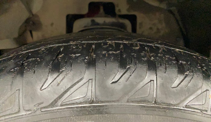 2015 Mahindra TUV300 T8 AMT, Diesel, Automatic, 99,195 km, Left Front Tyre Tread