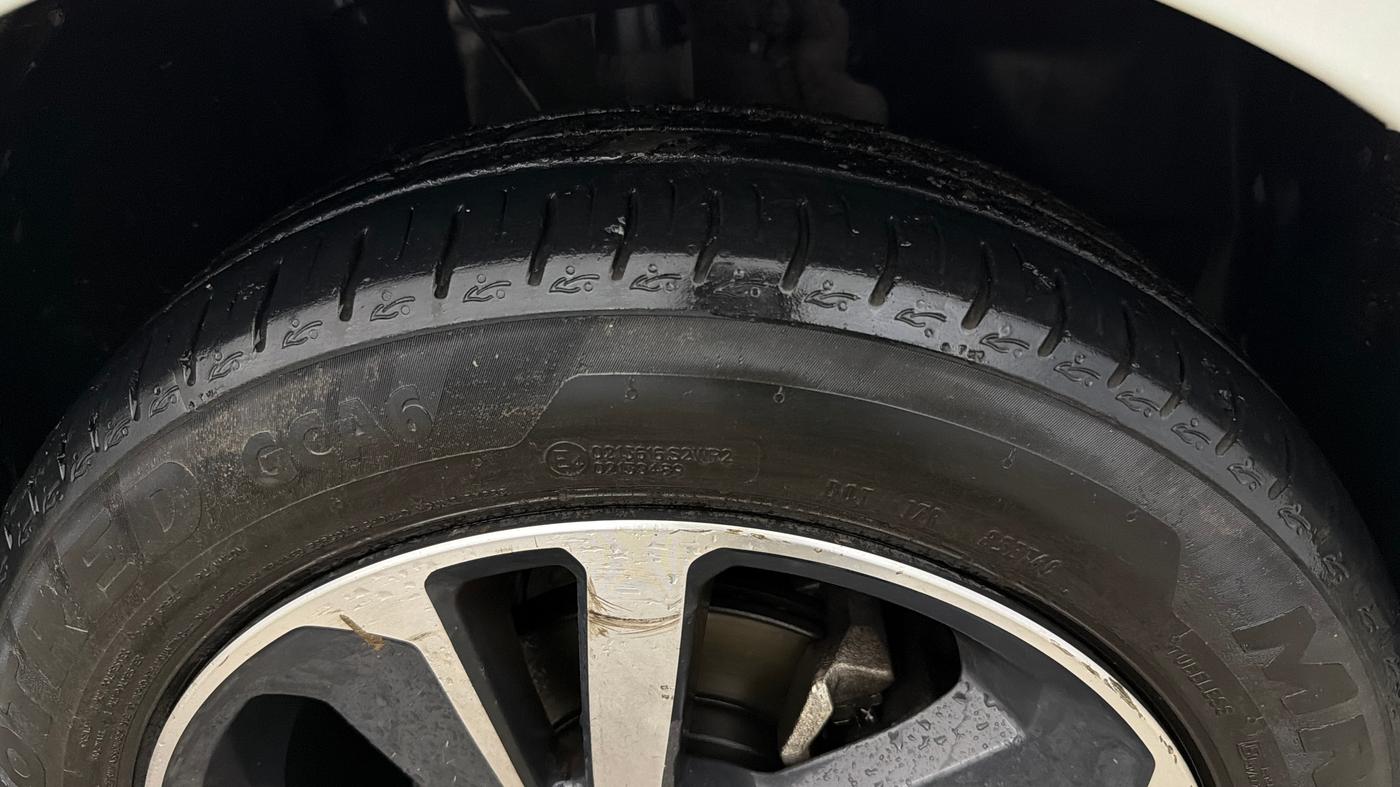 2024 Tata ALTROZ XZA, Petrol, Automatic, 40,033 km, Right Front Tyre Tread