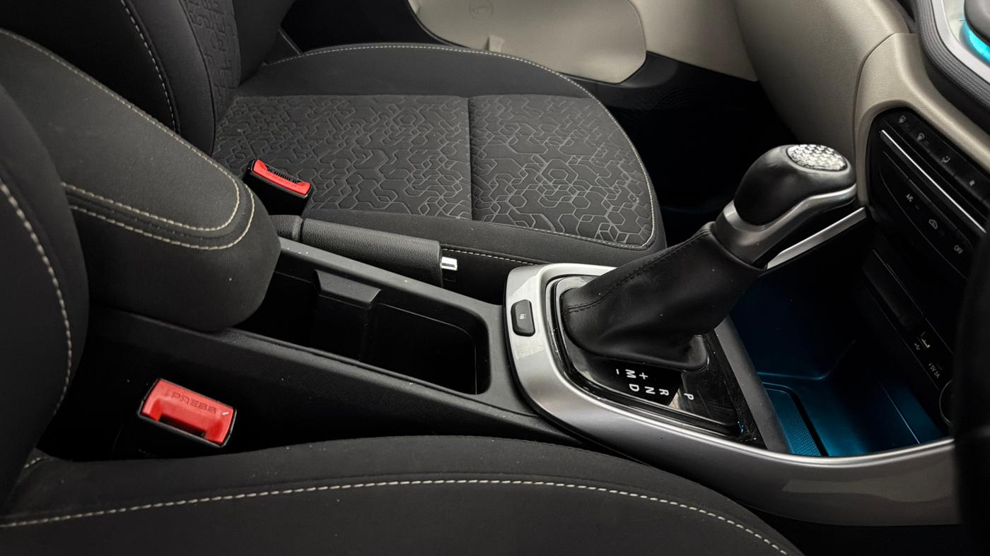 2024 Tata ALTROZ XZA, Petrol, Automatic, 40,033 km, Gear Lever