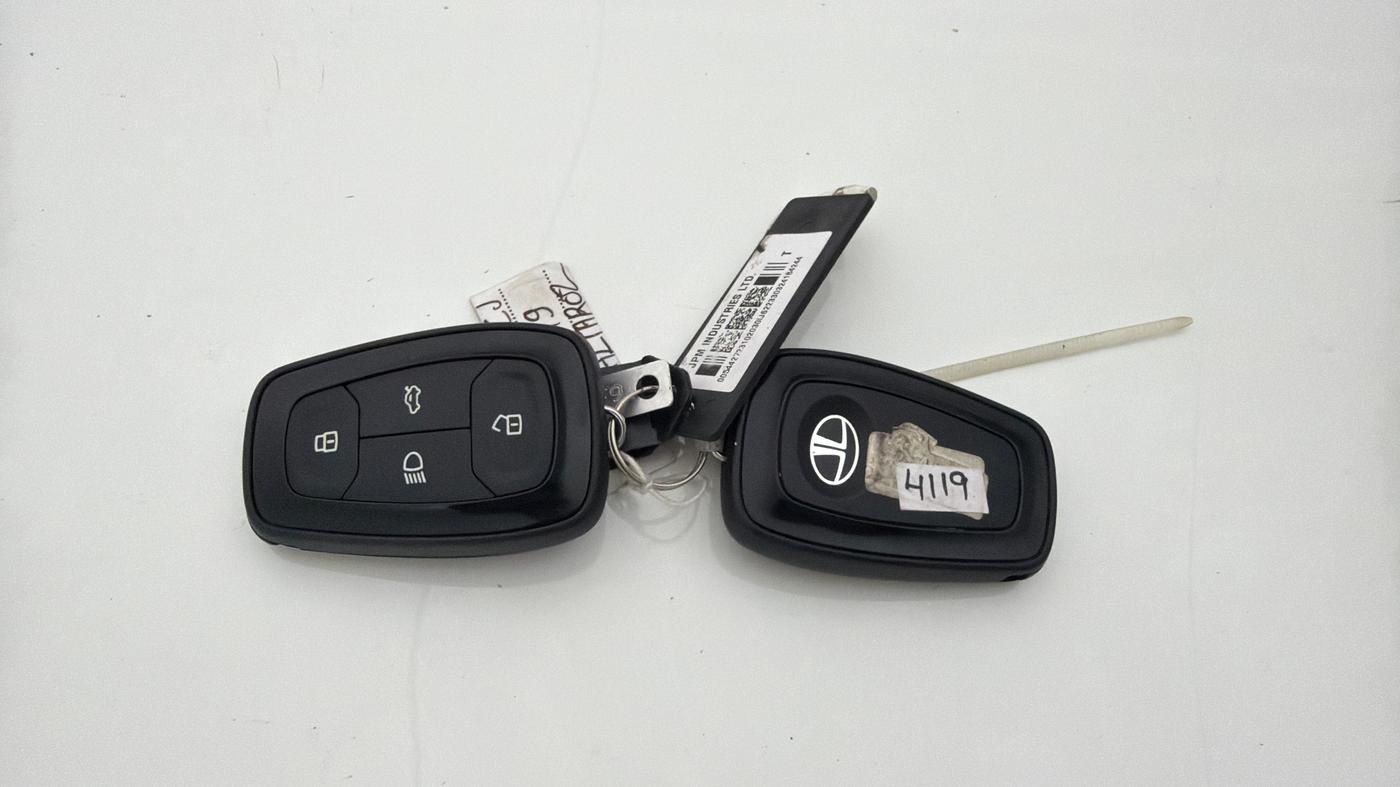 2024 Tata ALTROZ XZA, Petrol, Automatic, 40,033 km, Key Close Up
