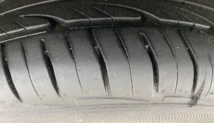 2014 Maruti Alto 800 LXI, Petrol, Manual, 32,282 km, Left Front Tyre Tread