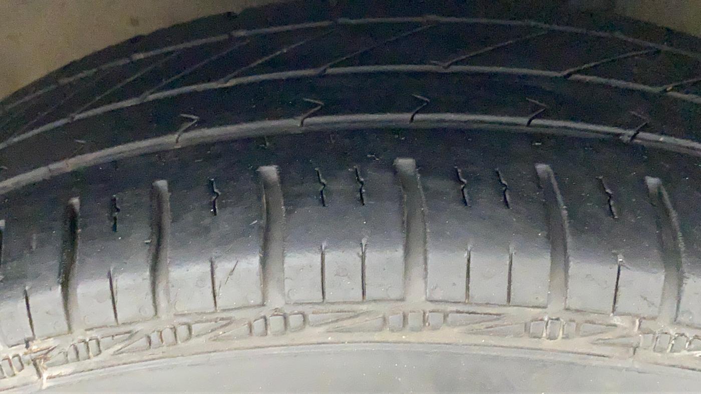 2016 Maruti Swift LXI (O), Petrol, Manual, 49,414 km, Right Front Tyre Tread