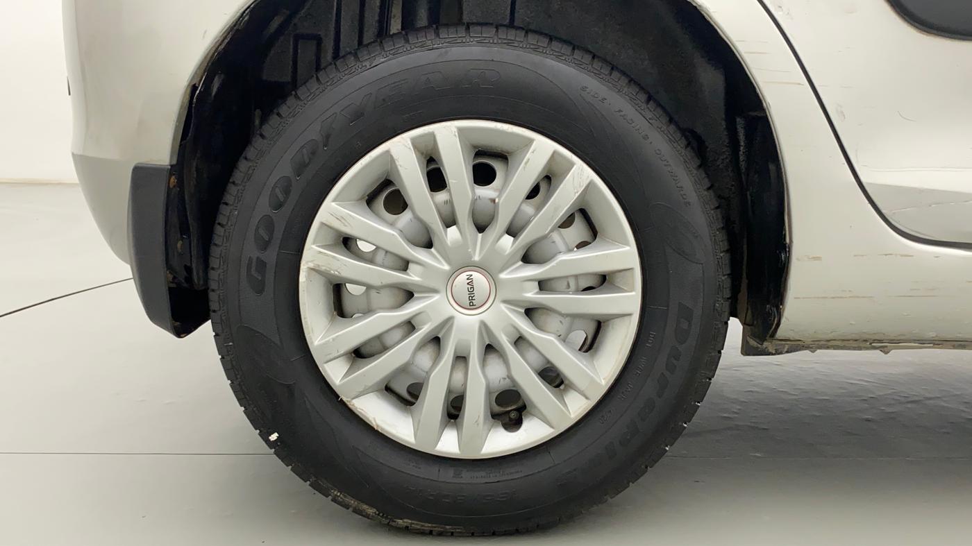2016 Maruti Swift LXI (O), Petrol, Manual, 49,414 km, Right Rear Wheel
