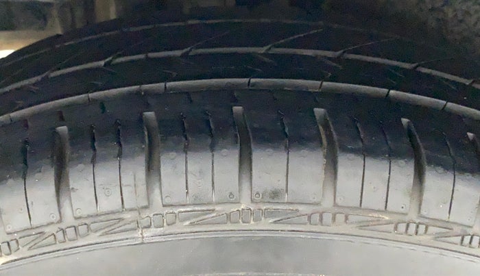 2016 Maruti Swift LXI (O), Petrol, Manual, 49,414 km, Right Rear Tyre Tread