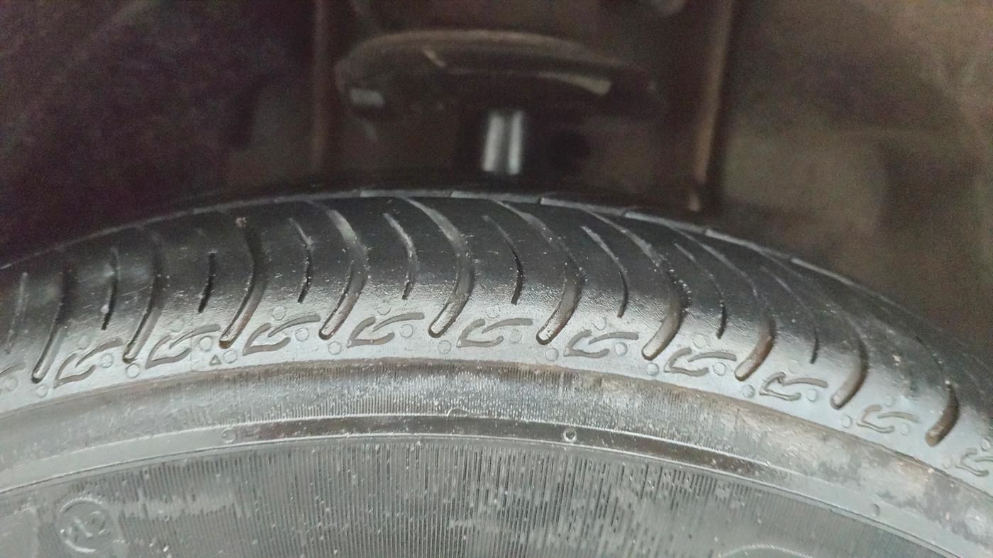 2017 Tata Tiago XZA PETROL, Petrol, Automatic, 1,02,151 km, Right Front Tyre Tread