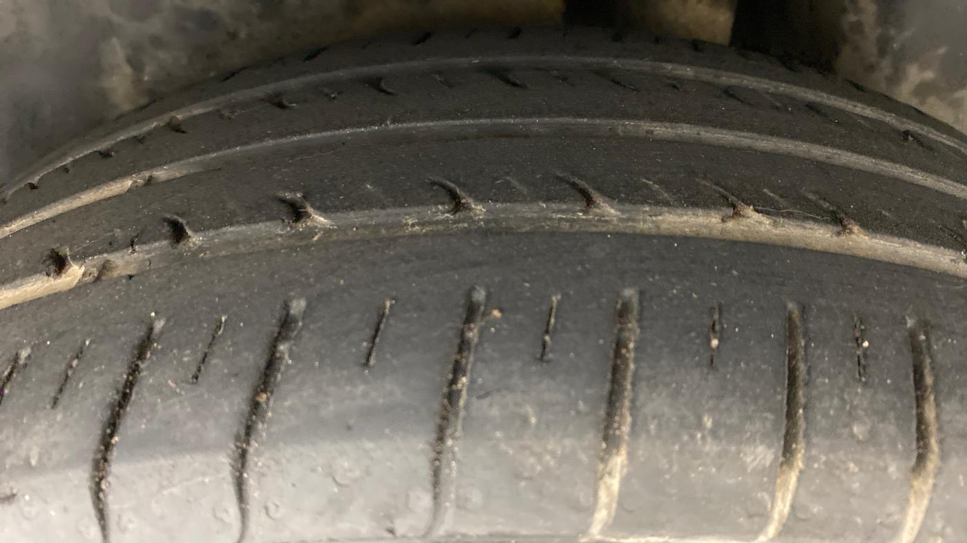 2015 Maruti Ciaz VXI PLUS, Petrol, Manual, 43,288 km, Left Rear Tyre Tread