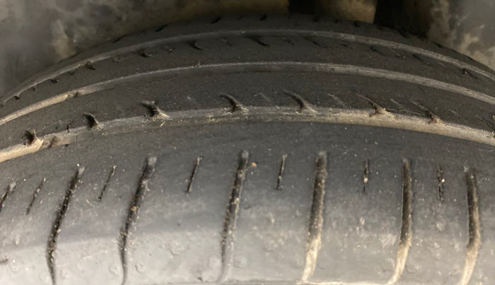 2015 Maruti Ciaz VXI PLUS, Petrol, Manual, 43,288 km, Left Rear Tyre Tread