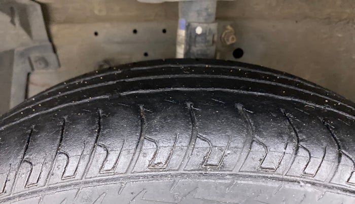 2017 Maruti Swift VXI, Petrol, Manual, 52,858 km, Left Front Tyre Tread