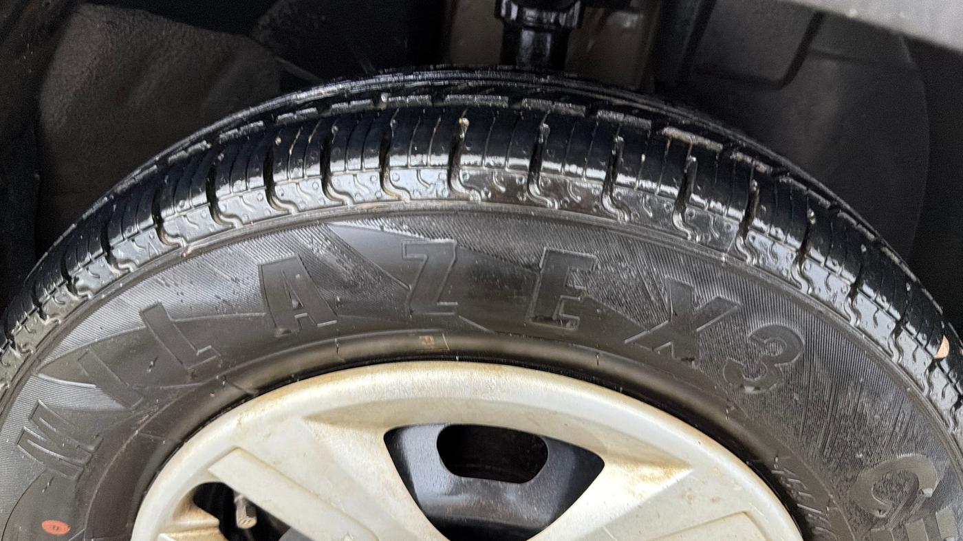 2016 Renault Kwid RXL, Petrol, Manual, 74,802 km, Right Front Tyre Tread