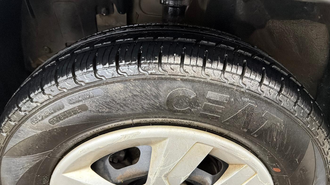 2016 Renault Kwid RXL, Petrol, Manual, 74,802 km, Left Front Tyre Tread