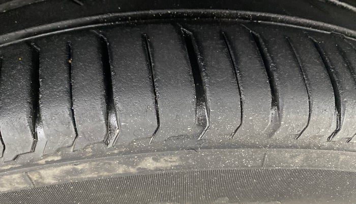 2017 Maruti Swift ZXI, Petrol, Manual, 59,813 km, Right Front Tyre Tread