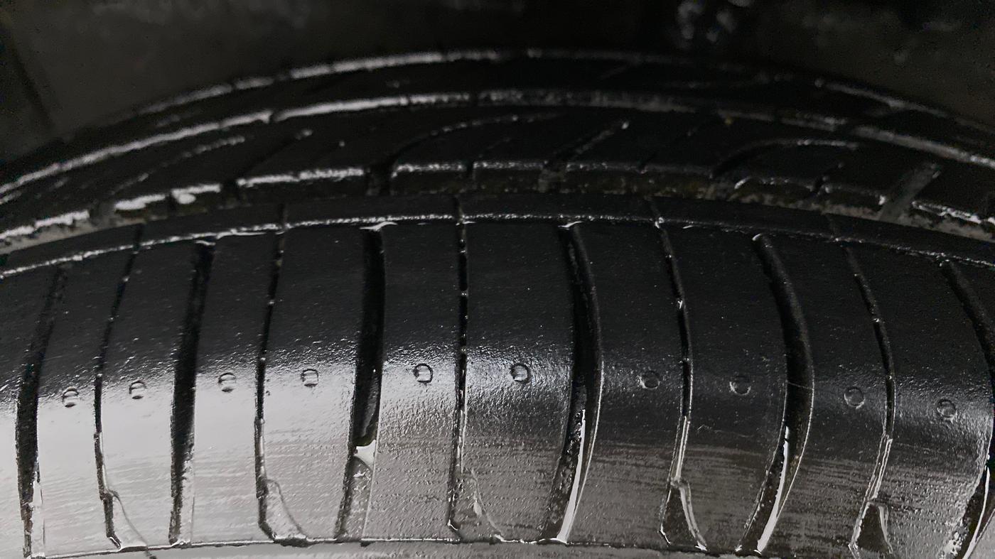 2011 Maruti Swift VXI, Petrol, Manual, 20,576 km, Left Front Tyre Tread