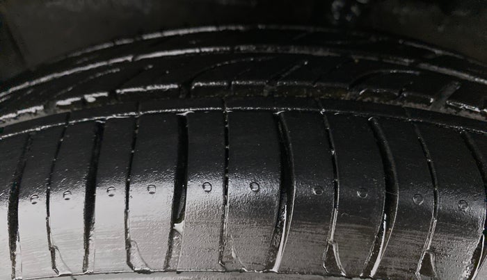 2011 Maruti Swift VXI, Petrol, Manual, 20,576 km, Left Front Tyre Tread