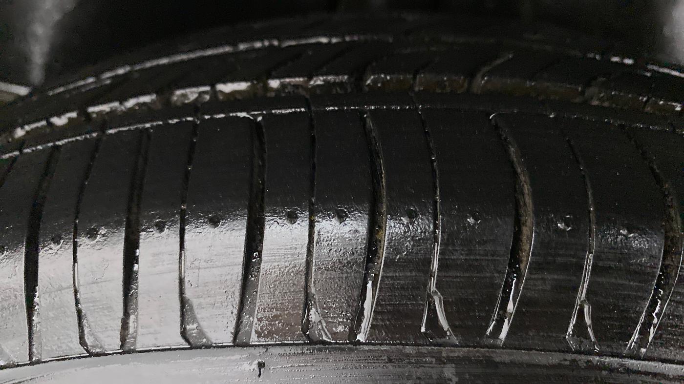 2011 Maruti Swift VXI, Petrol, Manual, 20,576 km, Right Rear Tyre Tread