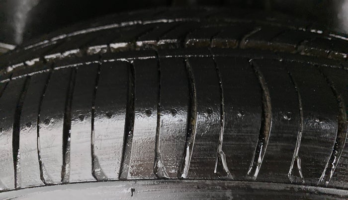2011 Maruti Swift VXI, Petrol, Manual, 20,576 km, Right Rear Tyre Tread