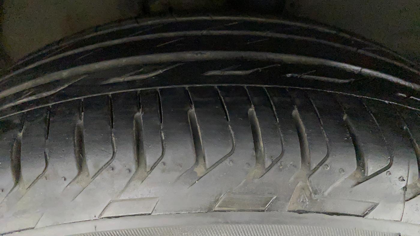 2016 Toyota Corolla Altis G, Petrol, Manual, 80,498 km, Right Front Tyre Tread