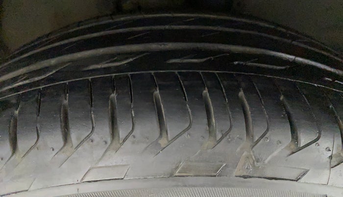 2016 Toyota Corolla Altis G, Petrol, Manual, 80,498 km, Right Front Tyre Tread