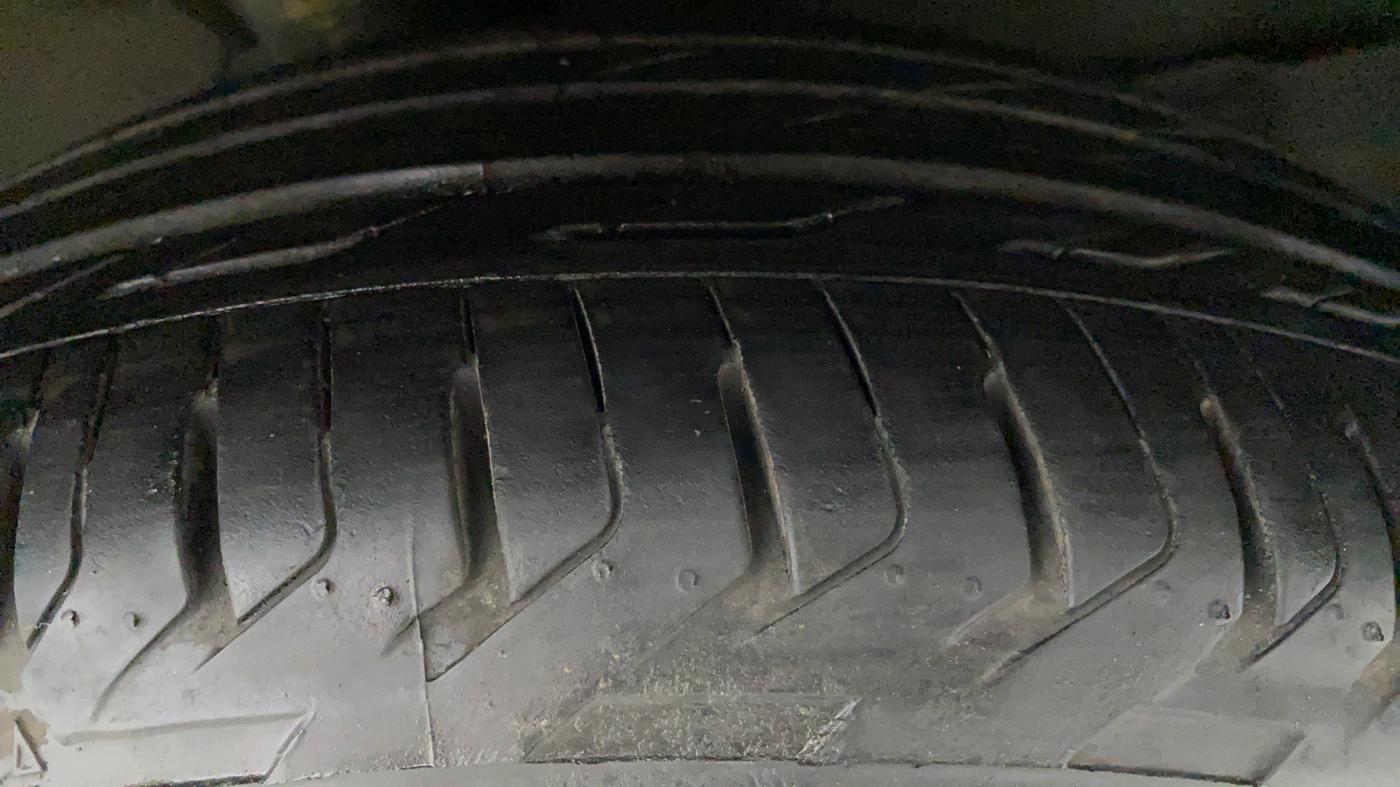 2016 Toyota Corolla Altis G, Petrol, Manual, 80,498 km, Left Front Tyre Tread