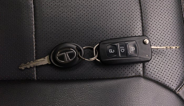 2016 Tata Tiago XZ PETROL, Petrol, Manual, 1,35,171 km, Key Close Up