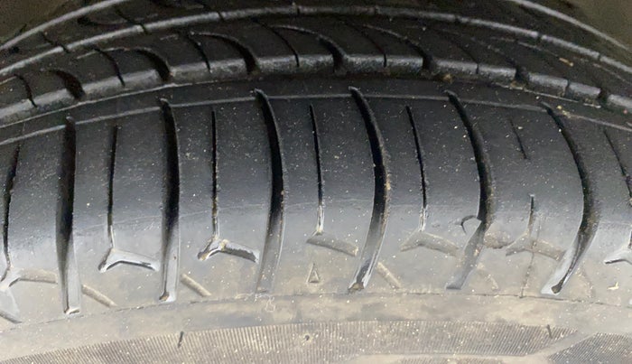 2016 Tata Tiago XZ PETROL, Petrol, Manual, 1,35,171 km, Right Front Tyre Tread
