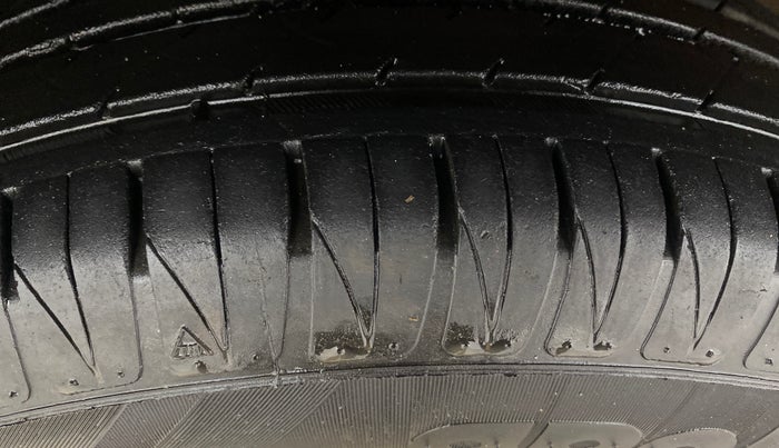 2019 Mahindra KUV 100 NXT K4+ P 6 STR, Petrol, Manual, 60,562 km, Left Front Tyre Tread