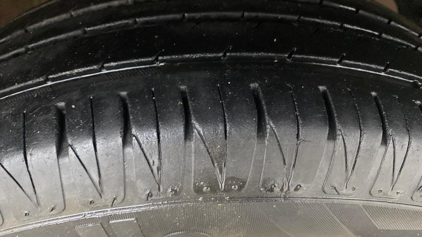 2019 Mahindra KUV 100 NXT K4+ P 6 STR, Petrol, Manual, 60,562 km, Right Front Tyre Tread