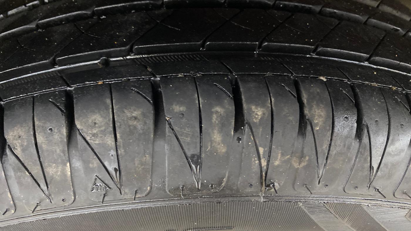2019 Mahindra KUV 100 NXT K4+ P 6 STR, Petrol, Manual, 60,562 km, Right Rear Tyre Tread