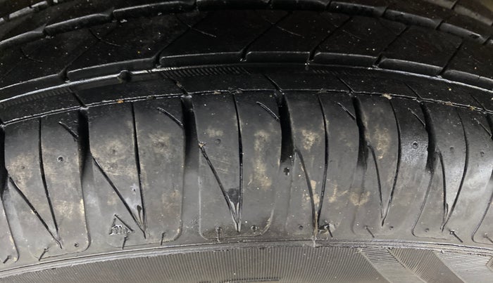 2019 Mahindra KUV 100 NXT K4+ P 6 STR, Petrol, Manual, 60,562 km, Right Rear Tyre Tread