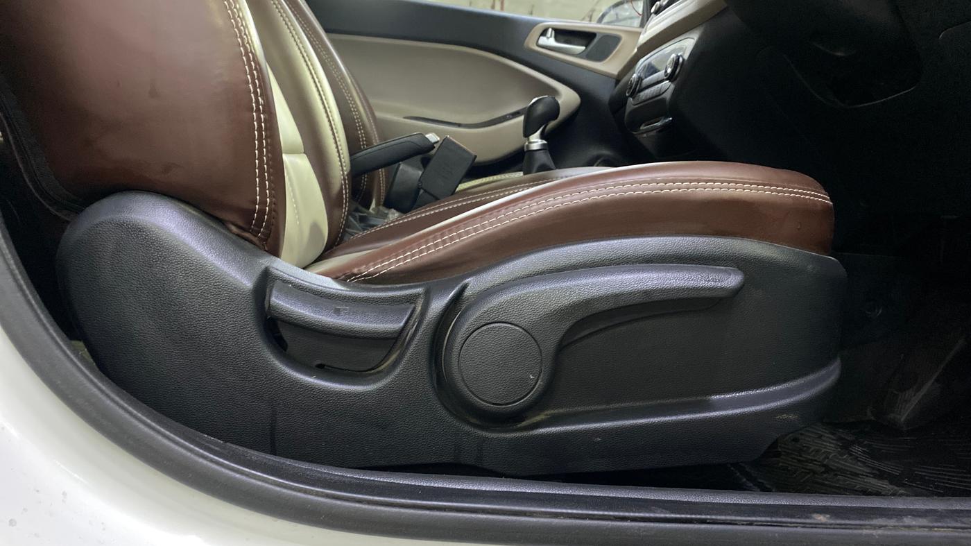 2020 Hyundai Elite i20 ASTA 1.2 (O), Petrol, Manual, 80,103 km, Driver Side Adjustment Panel