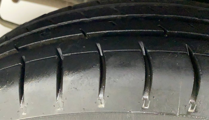 2015 Maruti Swift Dzire VXI, Petrol, Manual, 72,438 km, Right Rear Tyre Tread