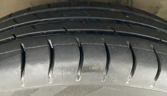 2015 Maruti Swift Dzire VXI, Petrol, Manual, 72,438 km, Right Front Tyre Tread