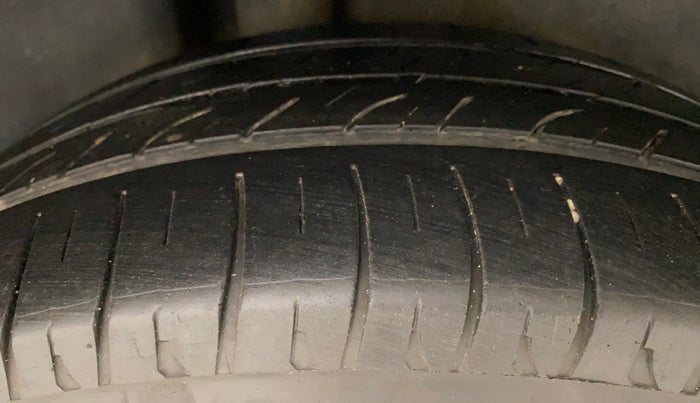 2013 Skoda Rapid ELEGANCE 1.6 TDI CR MT, Diesel, Manual, 1,24,118 km, Right Rear Tyre Tread