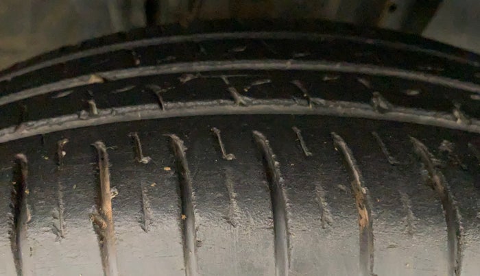 2022 Renault TRIBER RXL MT, Petrol, Manual, 34,107 km, Right Front Tyre Tread