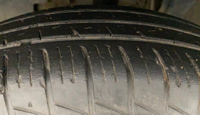 2022 Renault TRIBER RXL MT, Petrol, Manual, 34,107 km, Left Front Tyre Tread