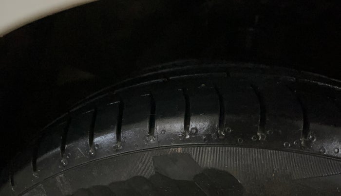 2017 Hyundai Grand i10 MAGNA 1.2 KAPPA VTVT, CNG, Manual, 72,918 km, Right Front Tyre Tread