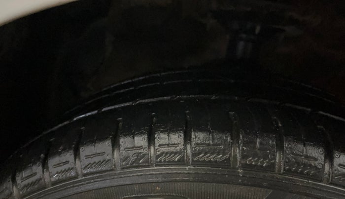 2017 Hyundai Grand i10 MAGNA 1.2 KAPPA VTVT, CNG, Manual, 72,918 km, Left Front Tyre Tread